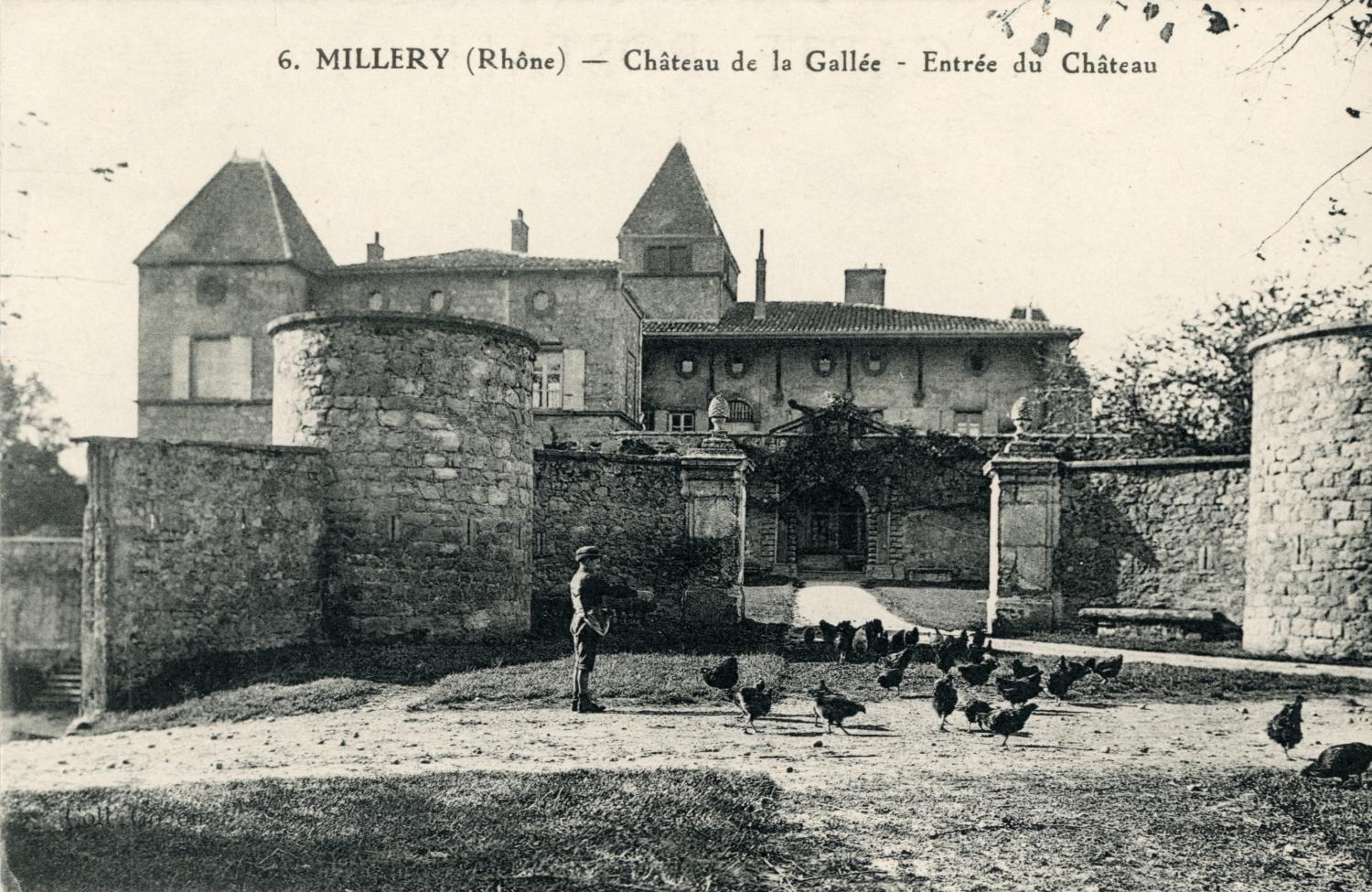 Millery (Rhône). - Château de la Gallée. - Entrée du château