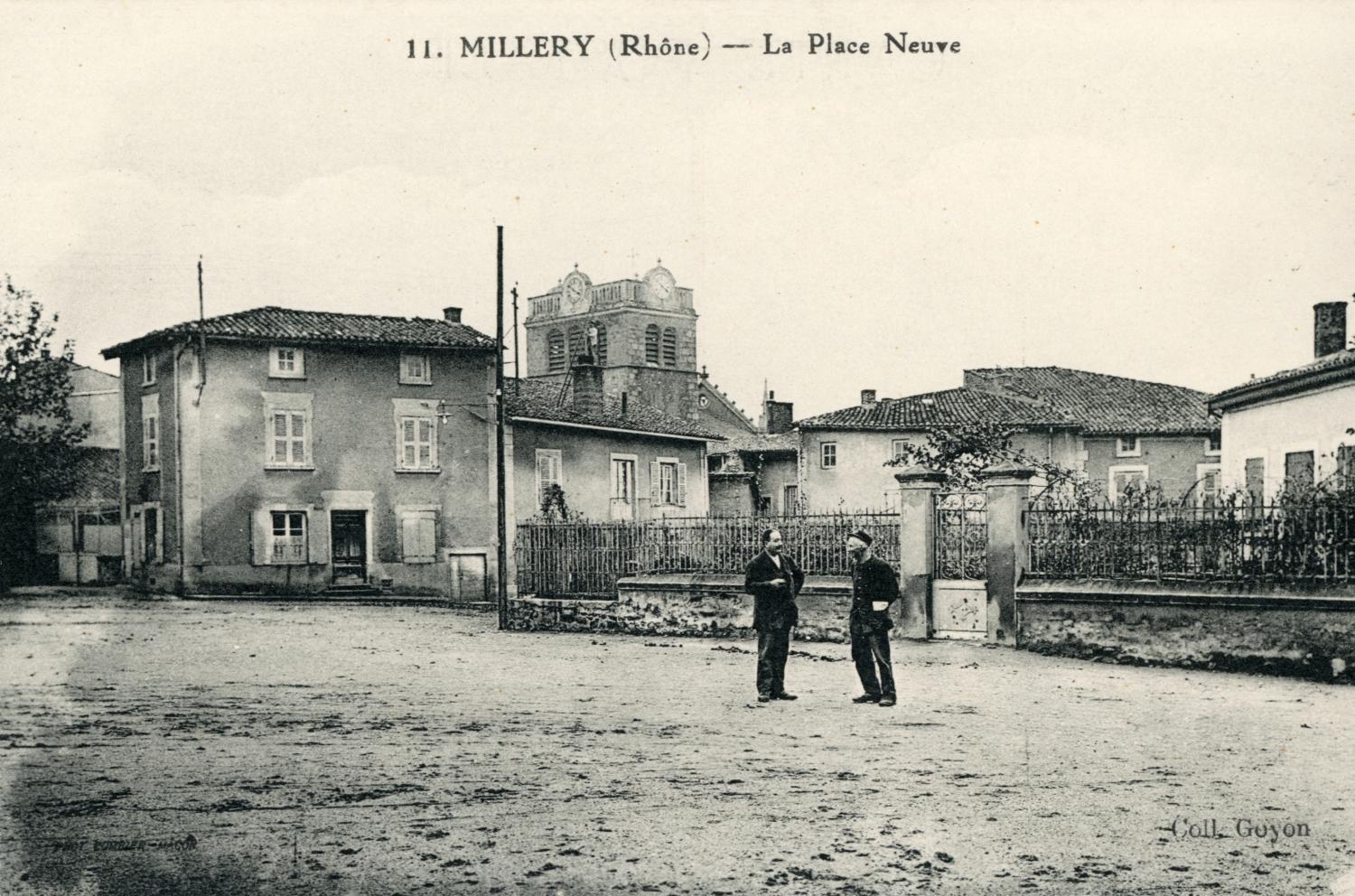 Millery (Rhône). - La Place Neuve