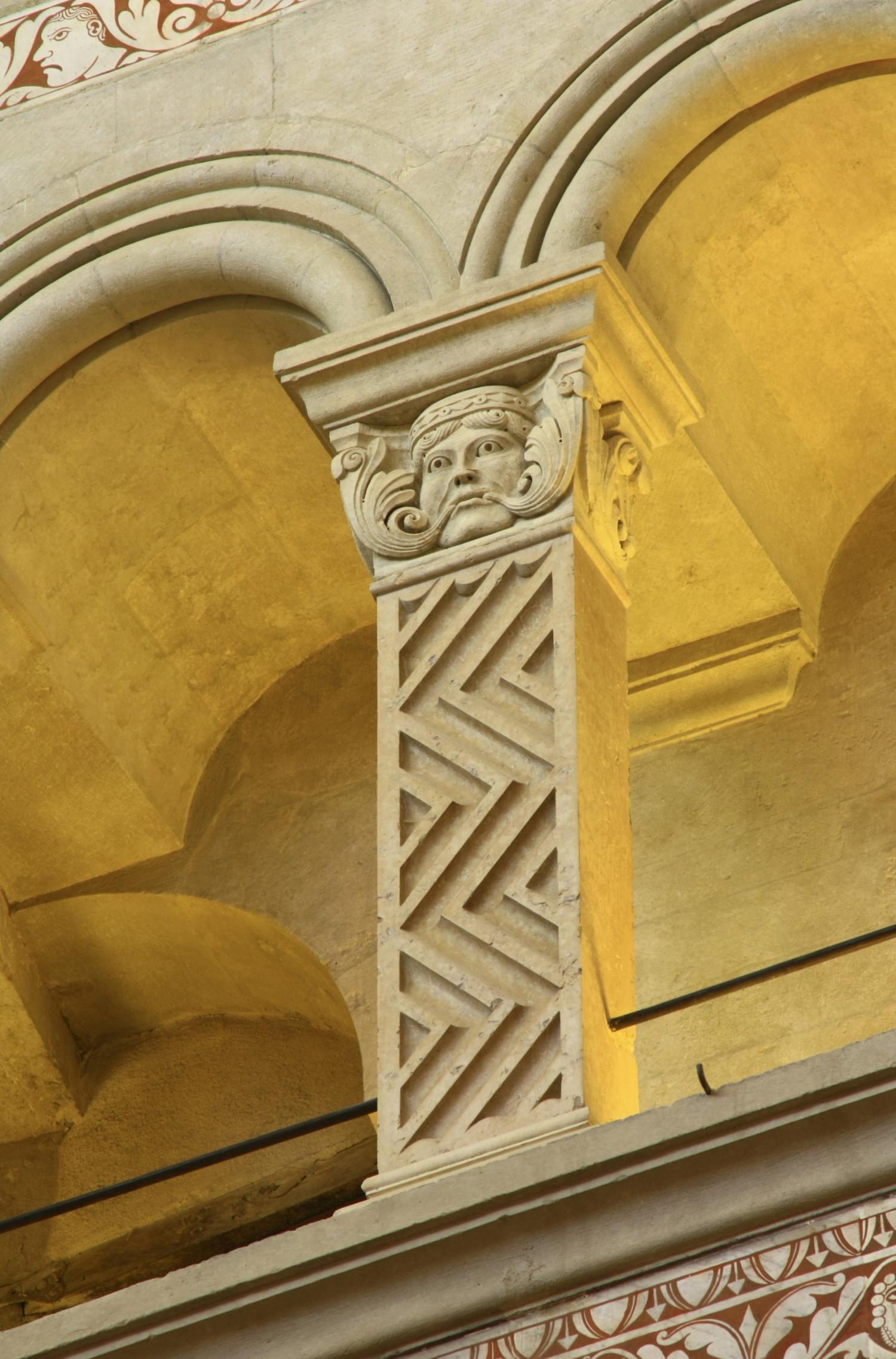 Choeur, triforium, chapiteau, cathédrale Saint-Jean-Baptiste, Lyon 5e