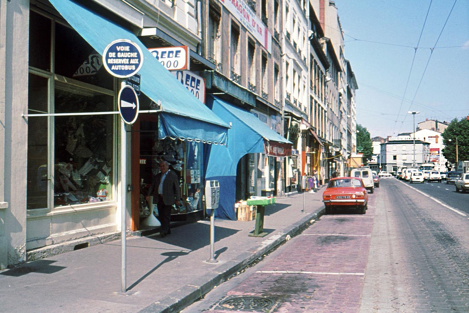 Photographes en Rhône-Alpes::[Cours Tolstoï à Villeurbanne (Rhône)]