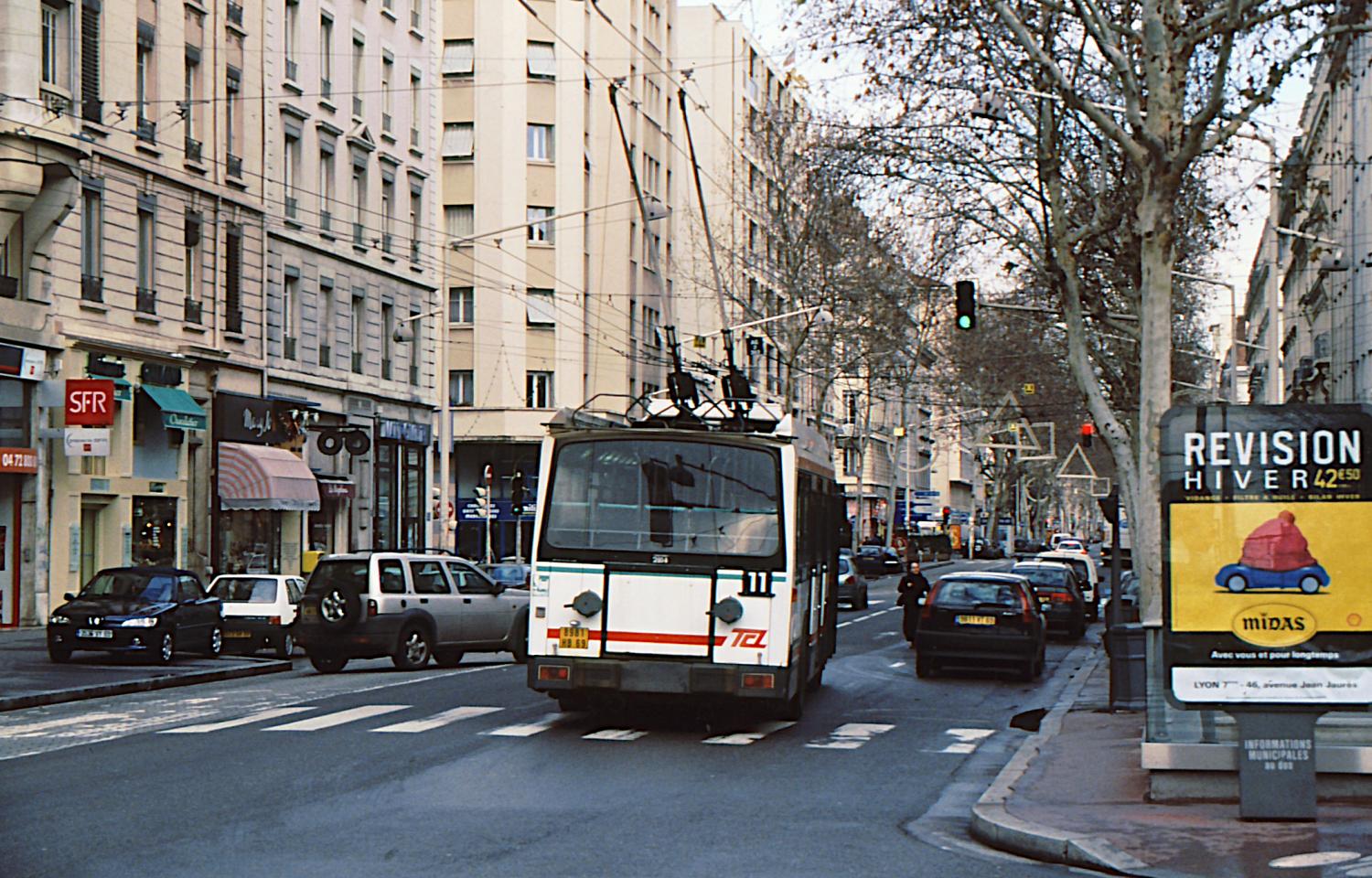 [Trolleybus (ligne 11), avenue Jean-Jaurès]
