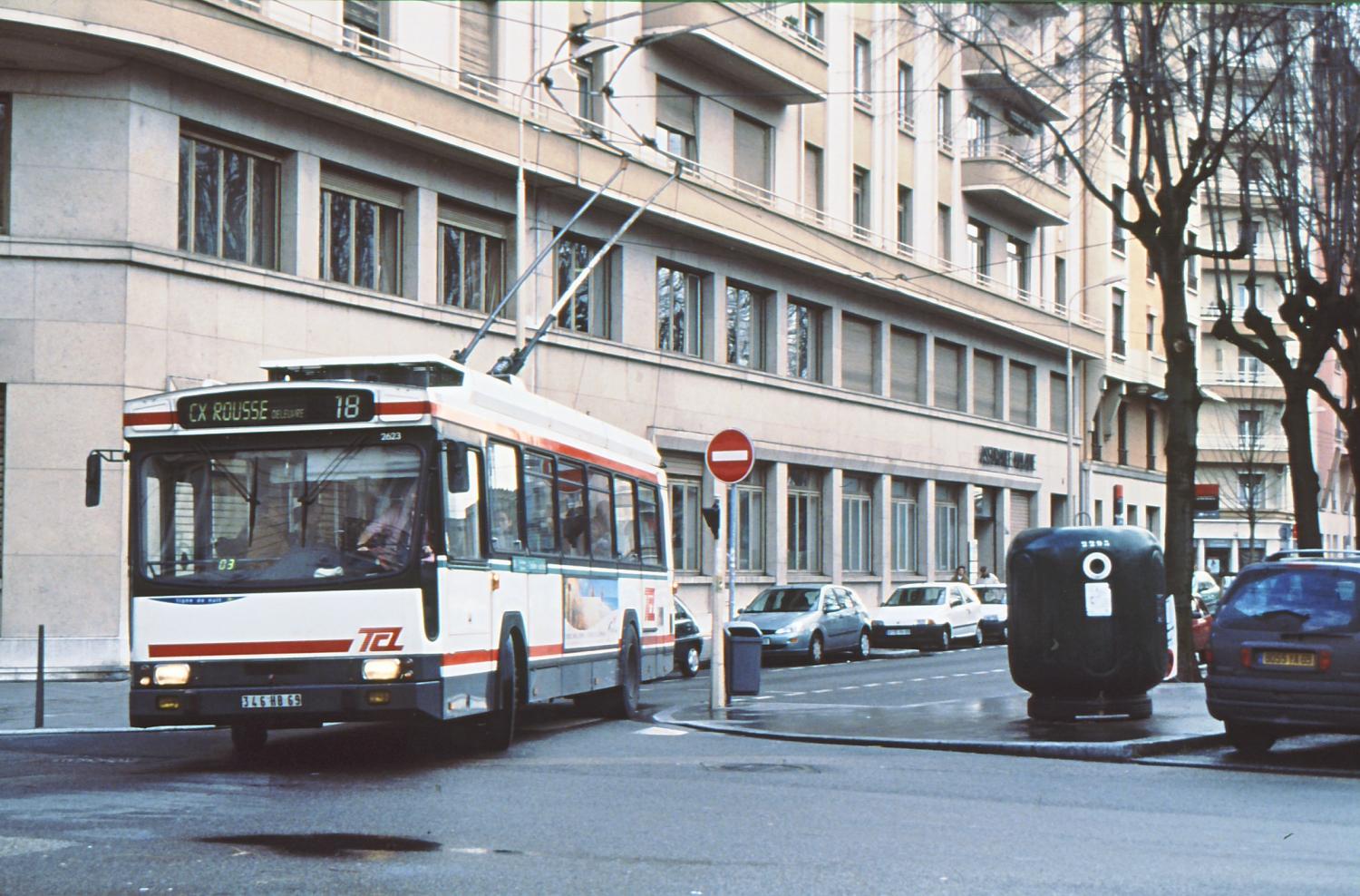 [Trolleybus (ligne 18), place Jean-Macé]