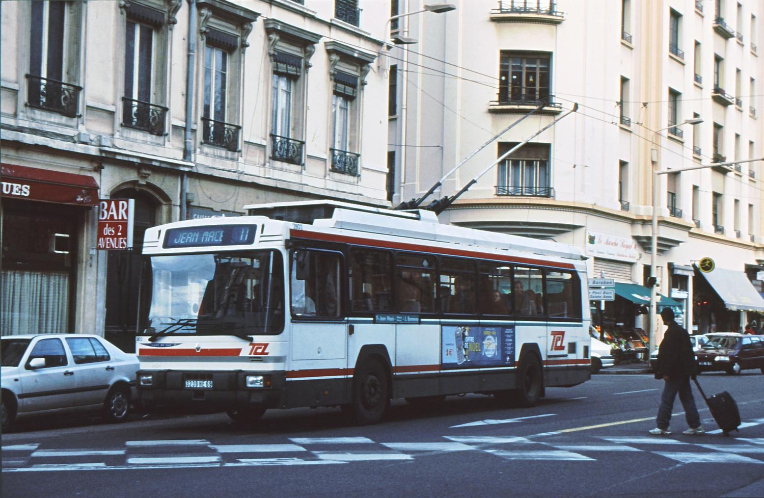 [Trolleybus (ligne 11), place Rouget de Lisle]