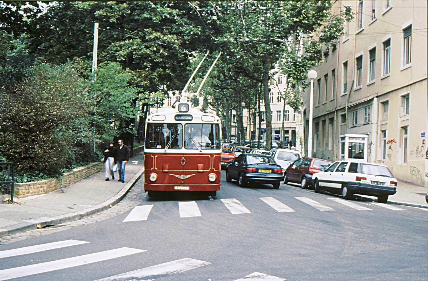 [Trolleybus (ligne 6), rue d'Austerlitz]