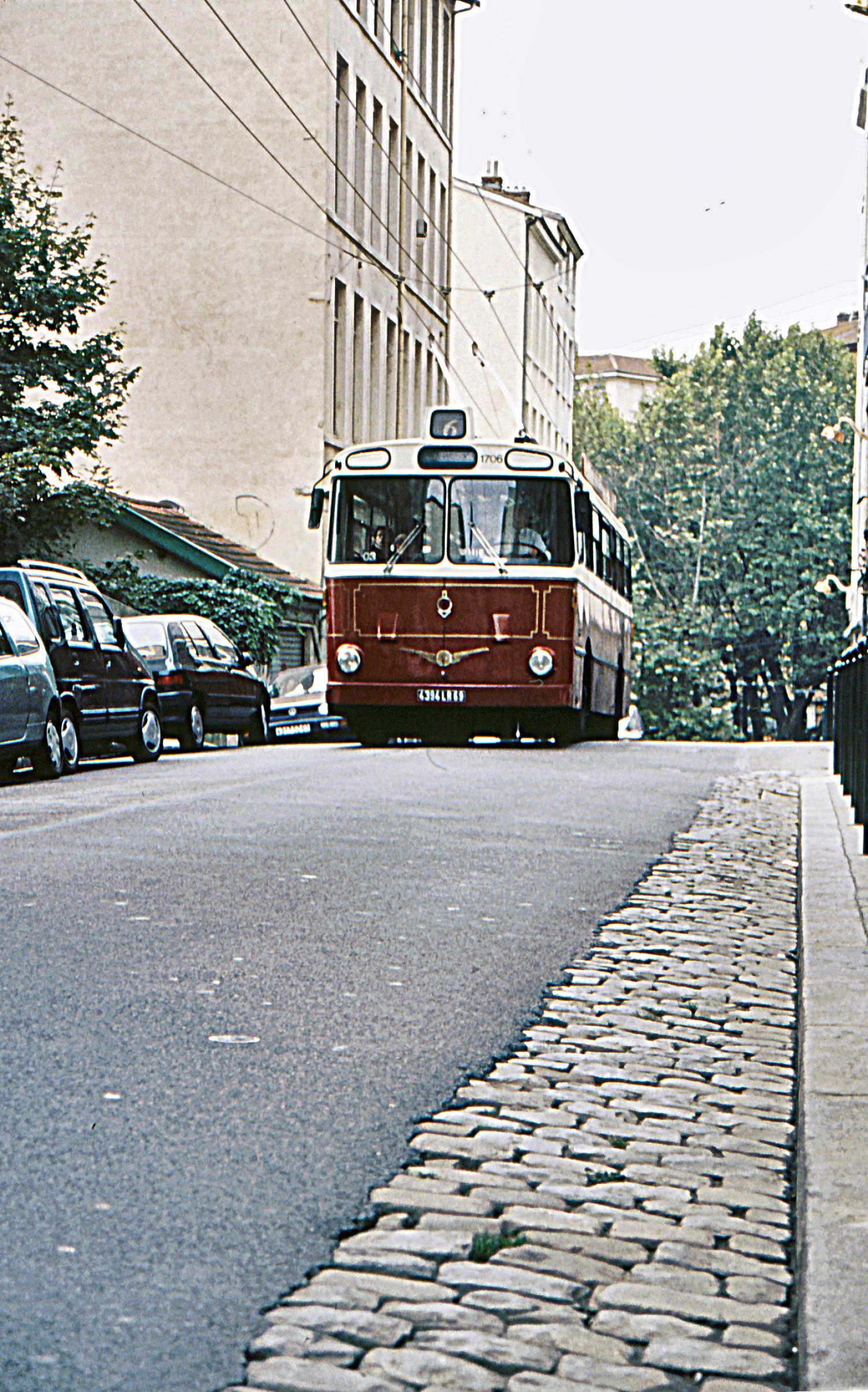 [Trolleybus (ligne 6), rue Mottet-de-Gérando]