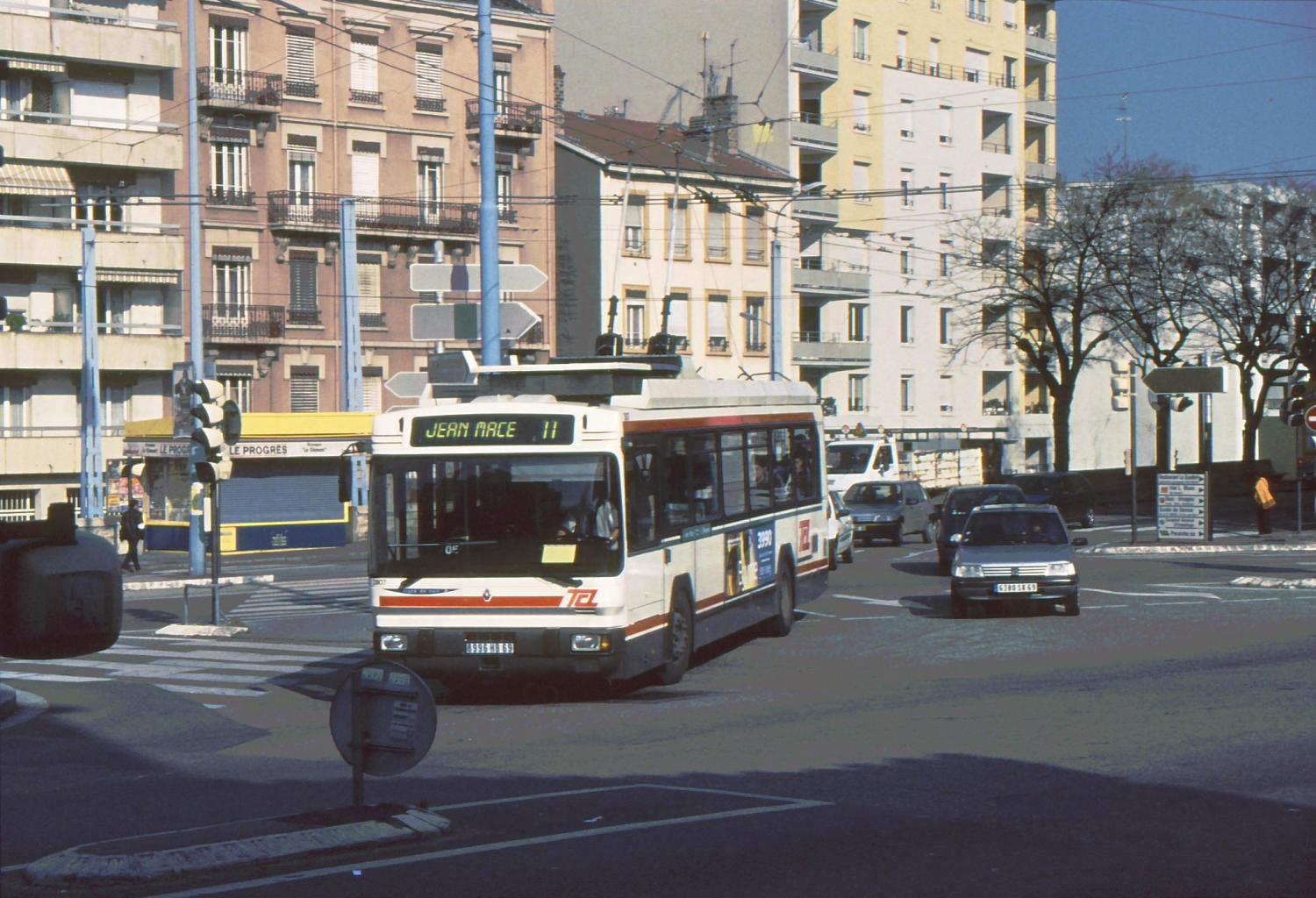 [Trolleybus (ligne 11), place Grandclément à Villeurbanne (Rhône)]