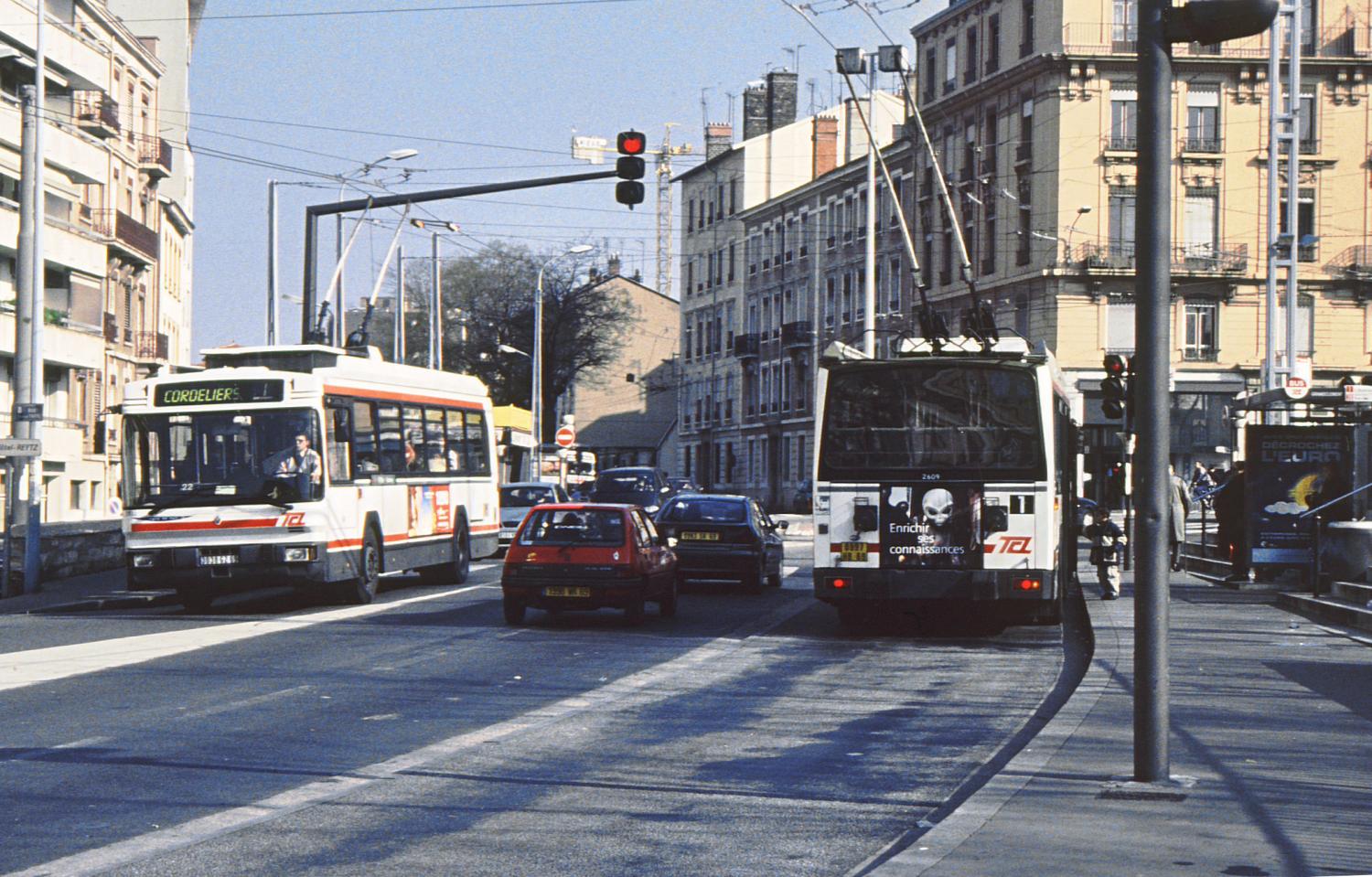 [Trolleybus (ligne 1), place Grandclément à Villeurbanne (Rhône)]