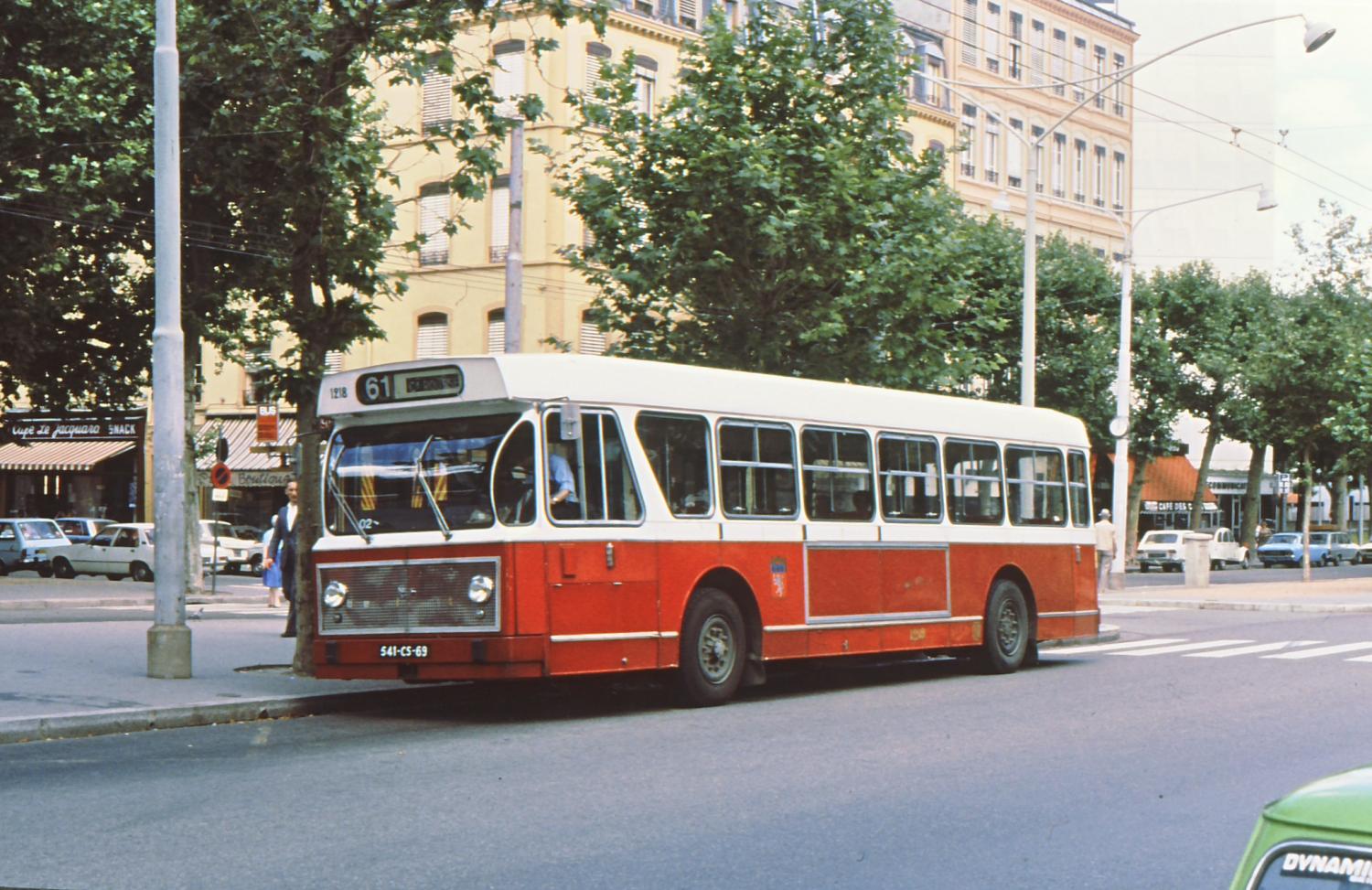 [Bus (ligne 61), place de la Croix-Rousse]