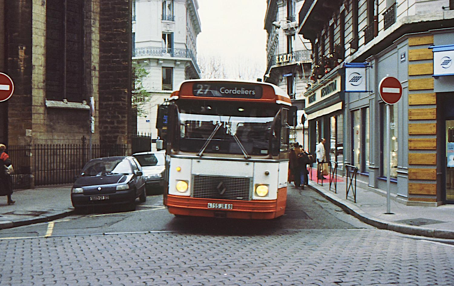 [Bus (ligne 27), rue Saint-Bonaventure]