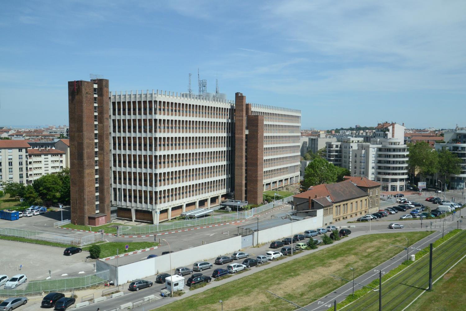 Prise de vue sur le bâtiment du Central téléphonique Lacassagne, depuis les Archives départementales, Lyon 3e
