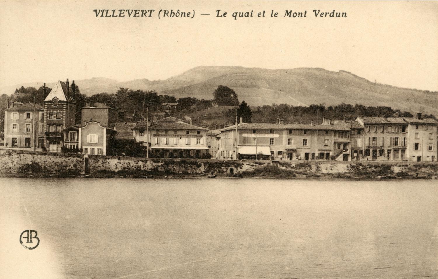 Villevert (Rhône). - Le quai et le mont Verdun