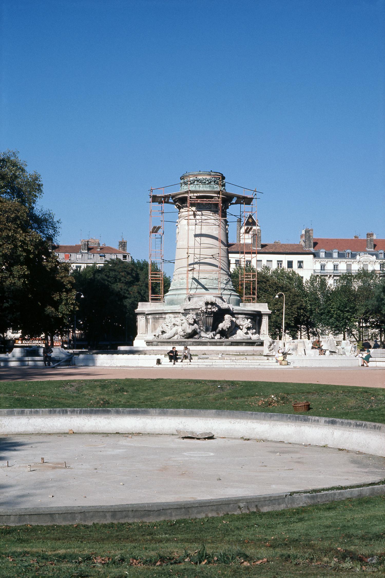 [Place Carnot (Lyon 2e). Socle de la statue de la République]