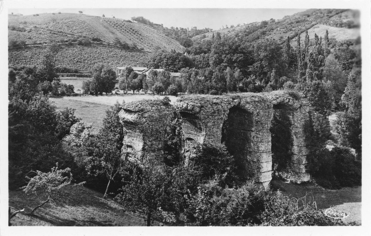 Brignais (Rhône). - Vestiges des aqueducs romains qui amenaient l'eau à Lyon