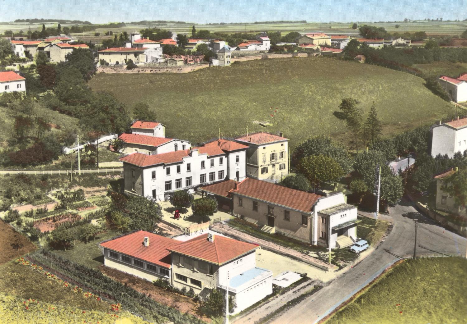 Cailloux-sur-Fontaines (Rhône). - La mairie et le groupe scolaire
