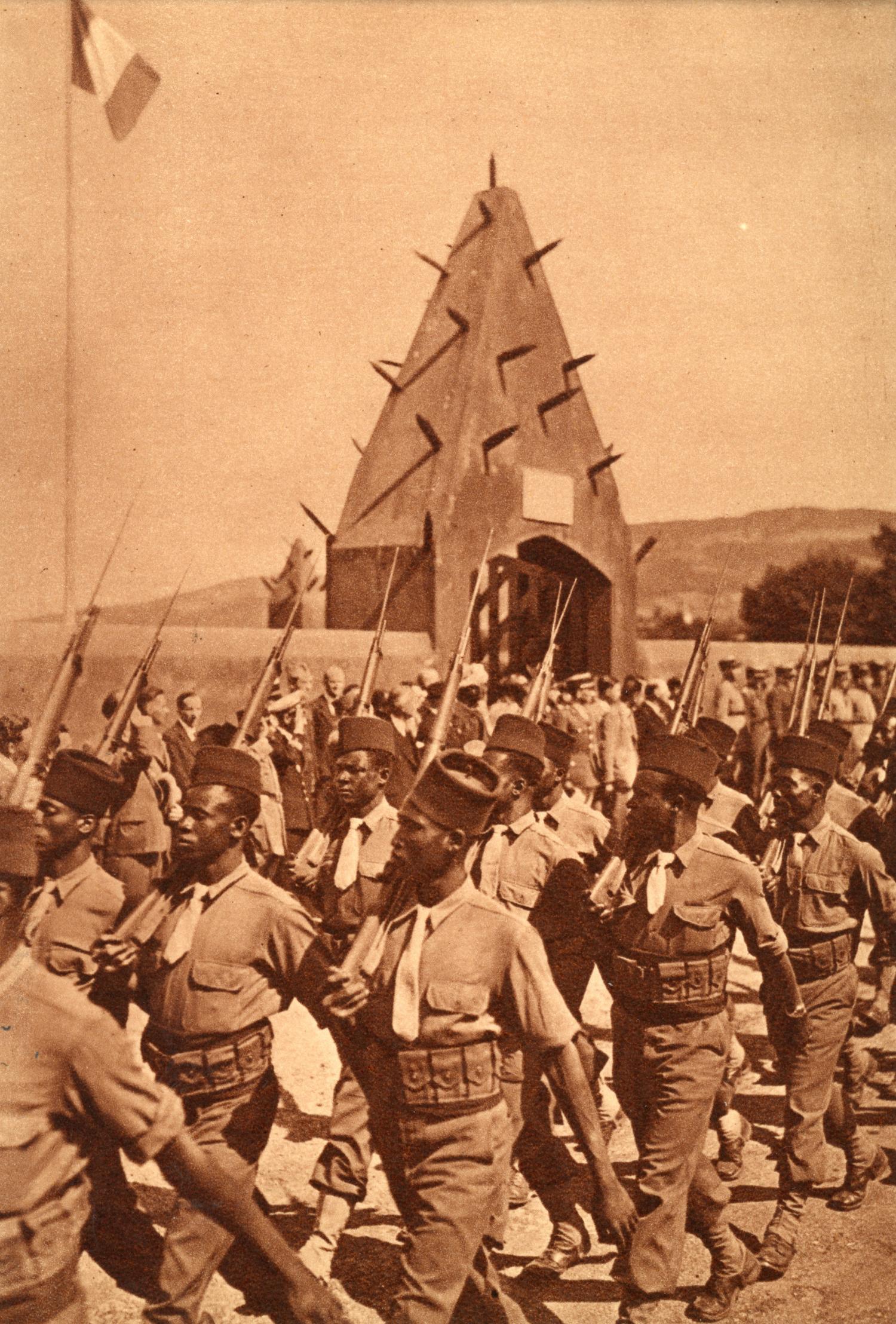 Tata sénégalais de Chasselay (Rhône). - 30 juin 1945 : défilé devant le Tata