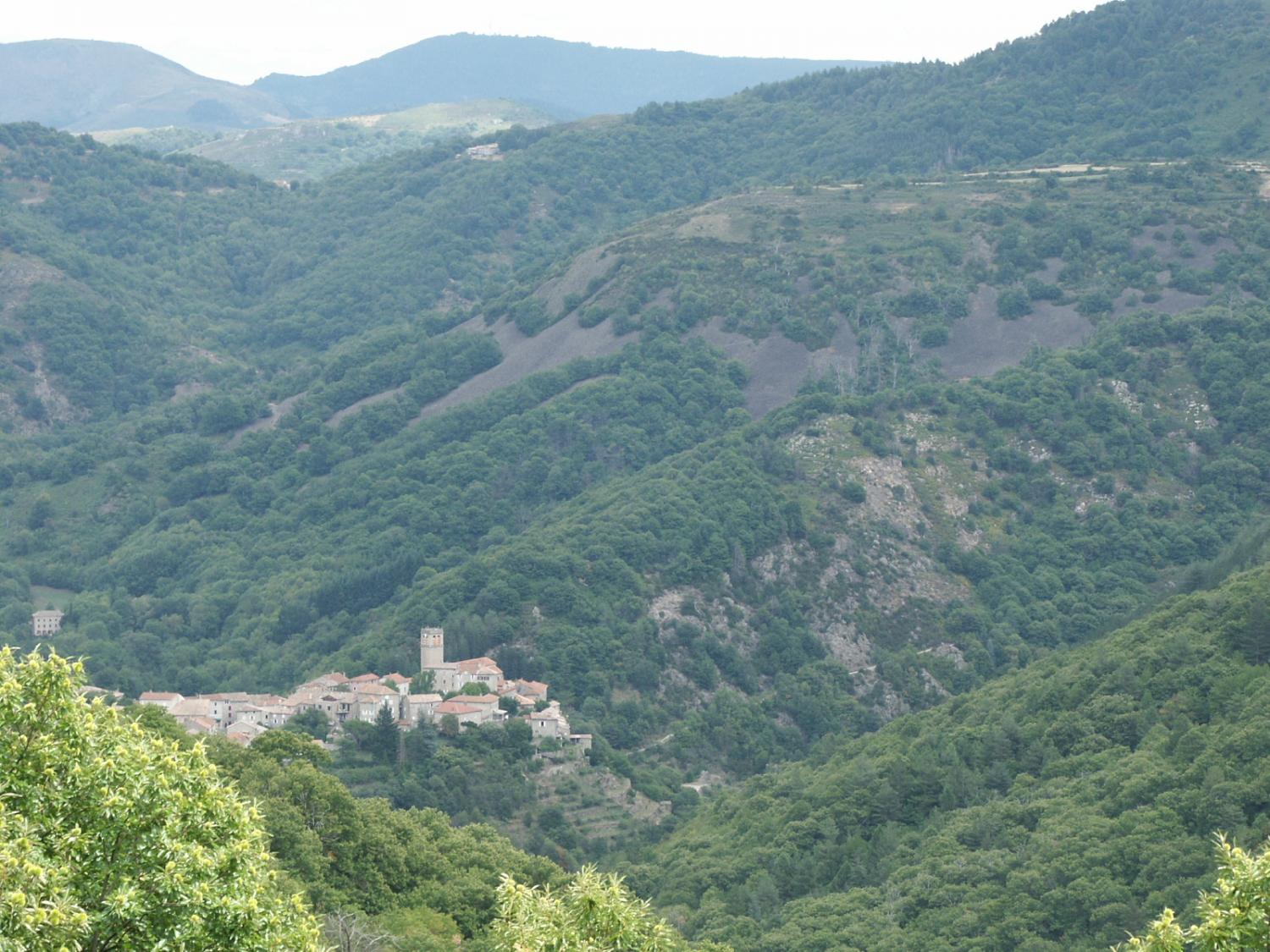 Village d'Aizac, vue sur Antraigues sur Volane, Ardèche