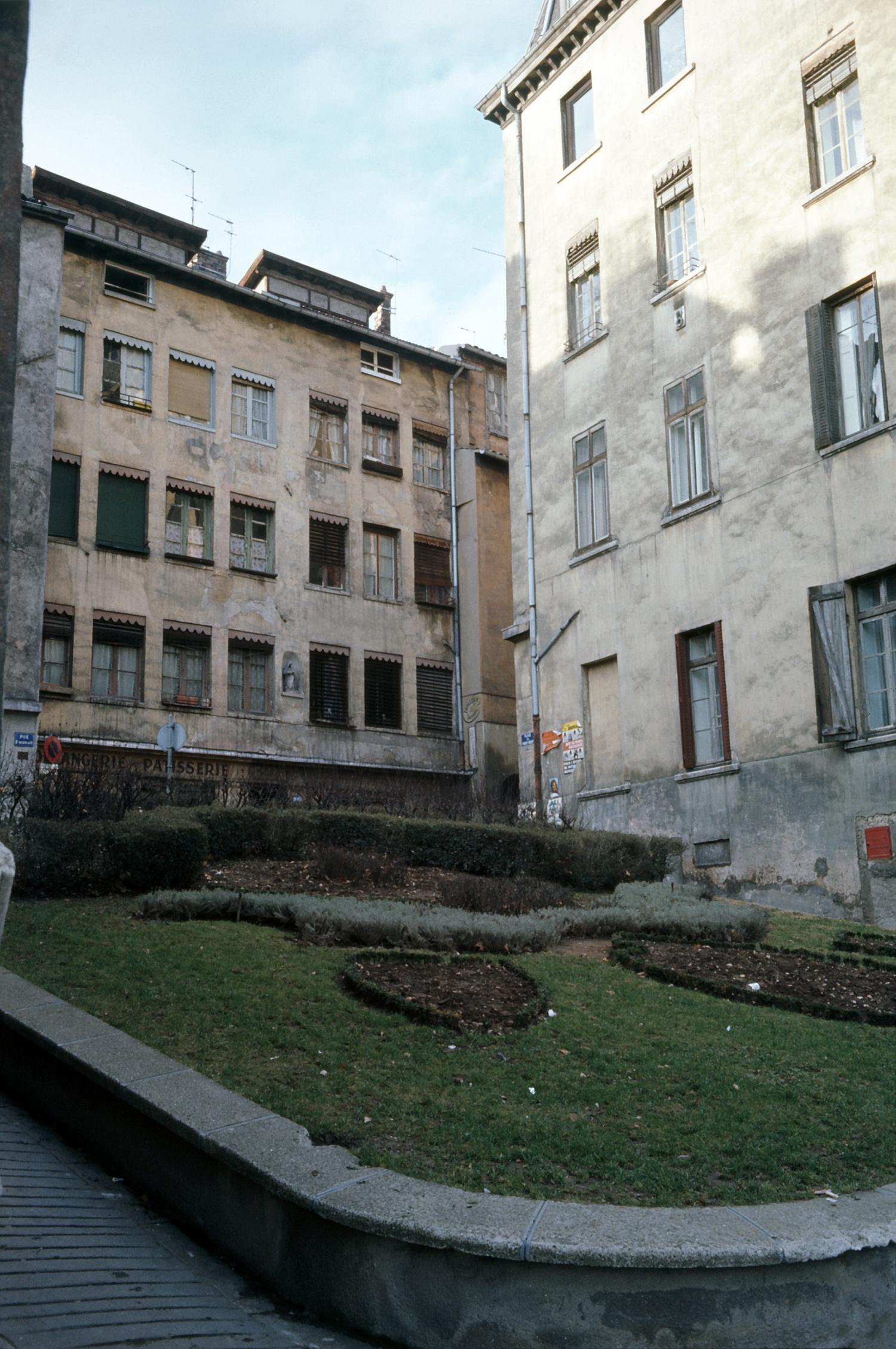 [Quartier Saint-Georges (Lyon 5e). Place du Port-Neuf]