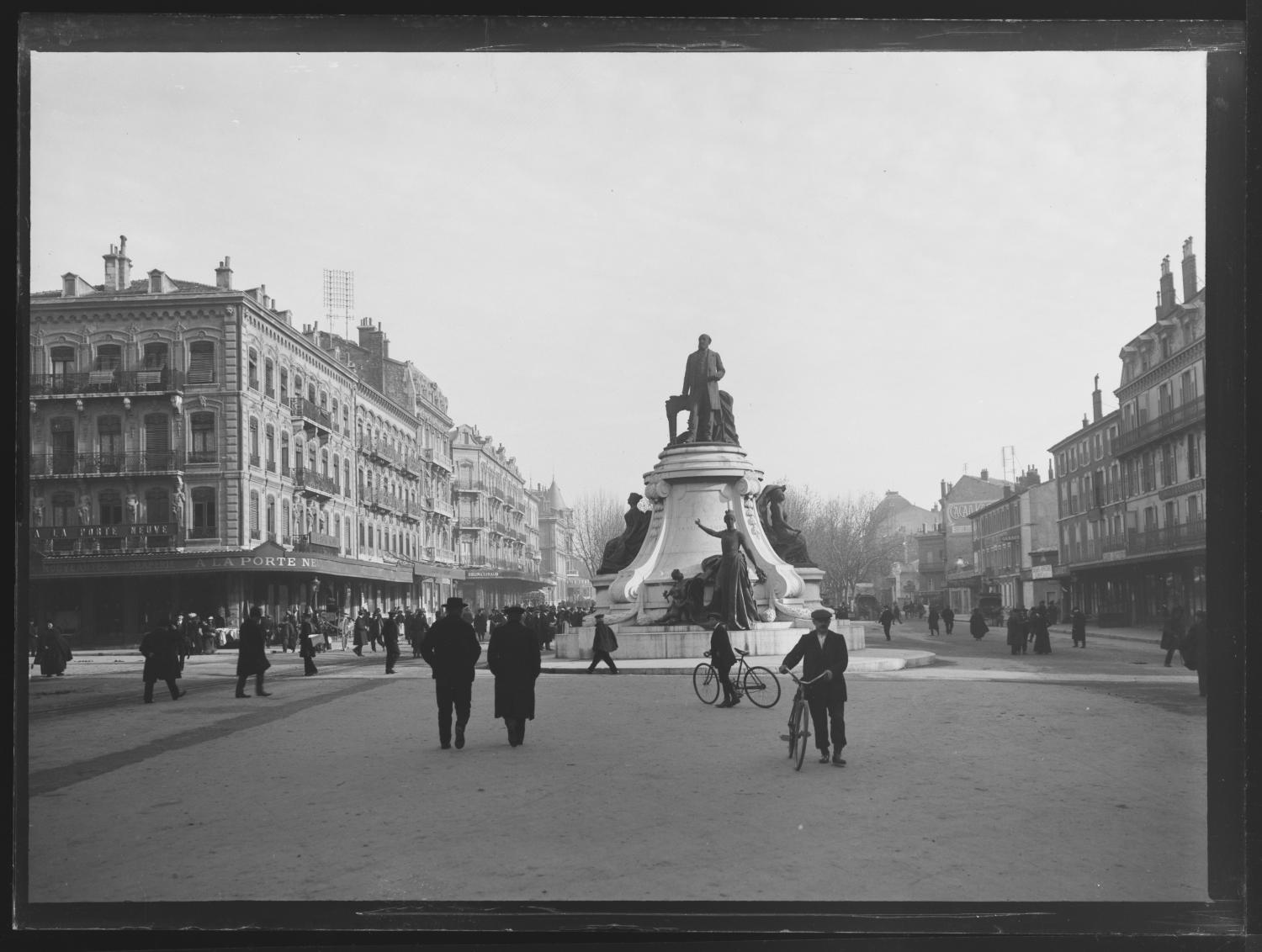 La place de la République et le monument à Emile Augier