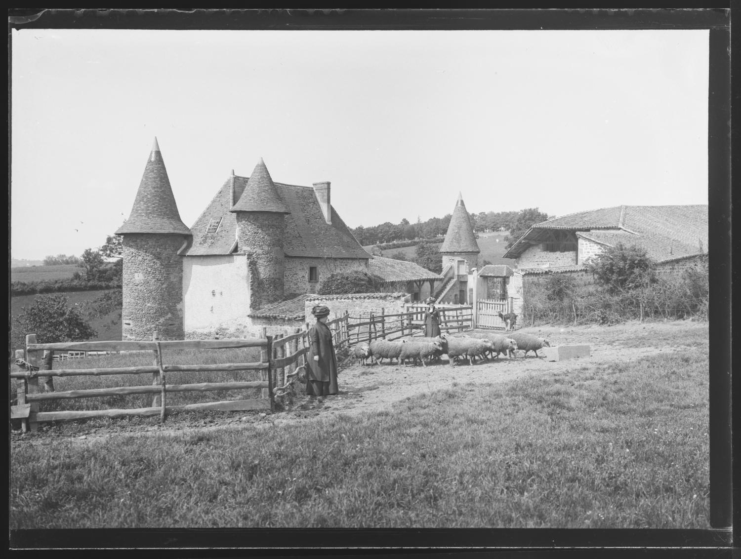 La Grande Grange, bâtiment et ses tours