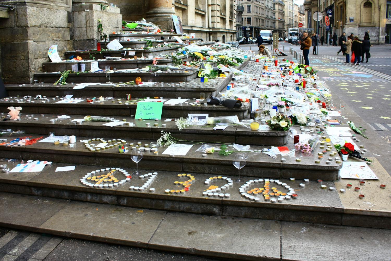 Hommage aux victimes des attentats du 13 novembre 2015, place des Terreaux, Lyon 1er.