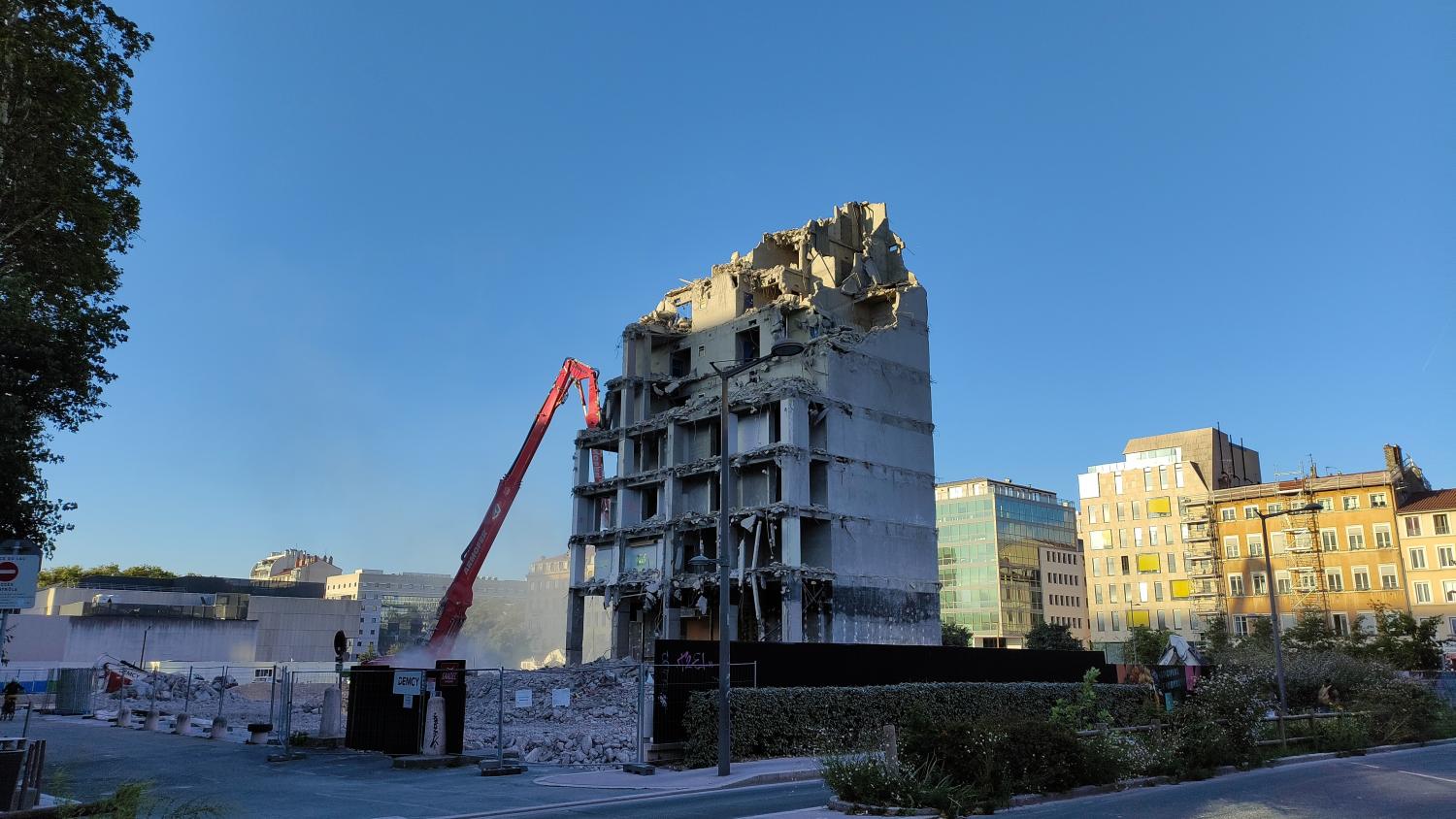 Destruction du bâtiment M+M, rue docteur Bouchut, Lyon 3e.