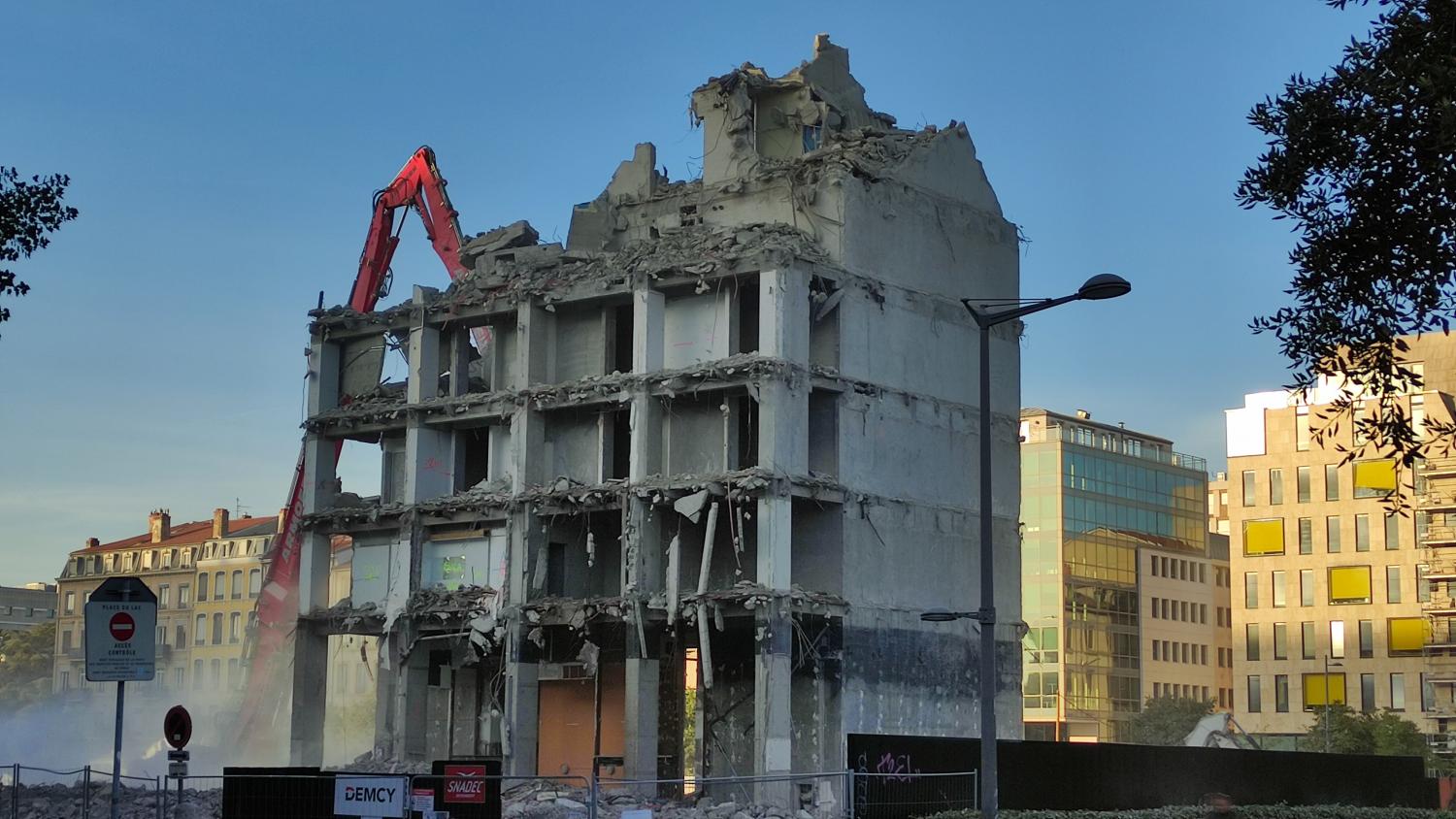 Destruction du bâtiment M+M, rue docteur Bouchut, Lyon 3e.