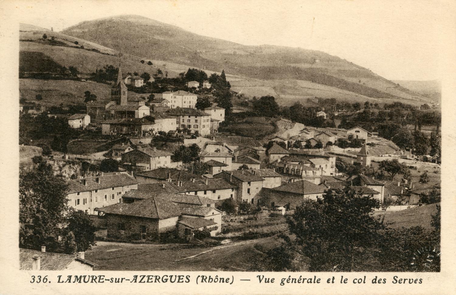 Lamure-sur-Azergues (Rhône). - Vue générale et le col des Serves