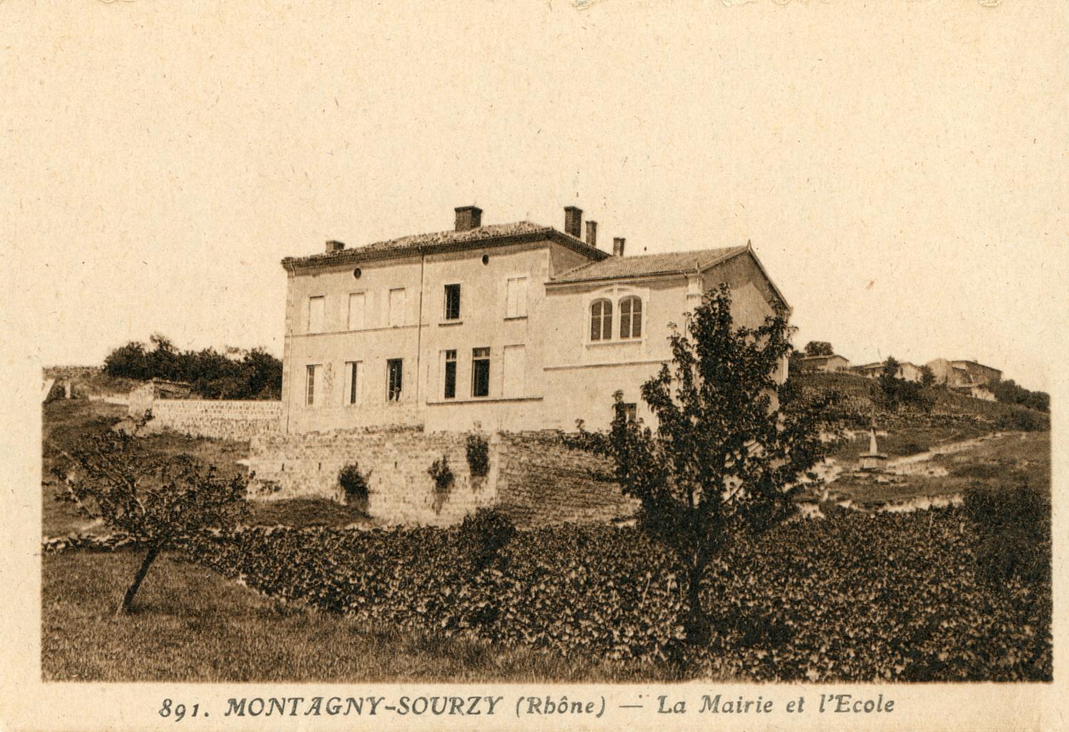 Montagny-Sourzy (Rhône). - La Mairie et l'Ecole