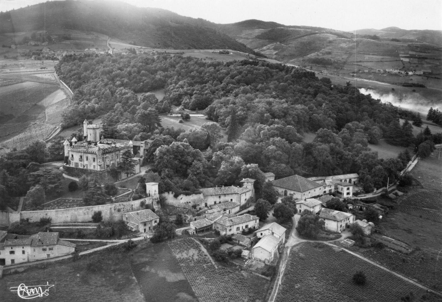 Montmelas (Rhône). - Vue aérienne panoramique sur le château