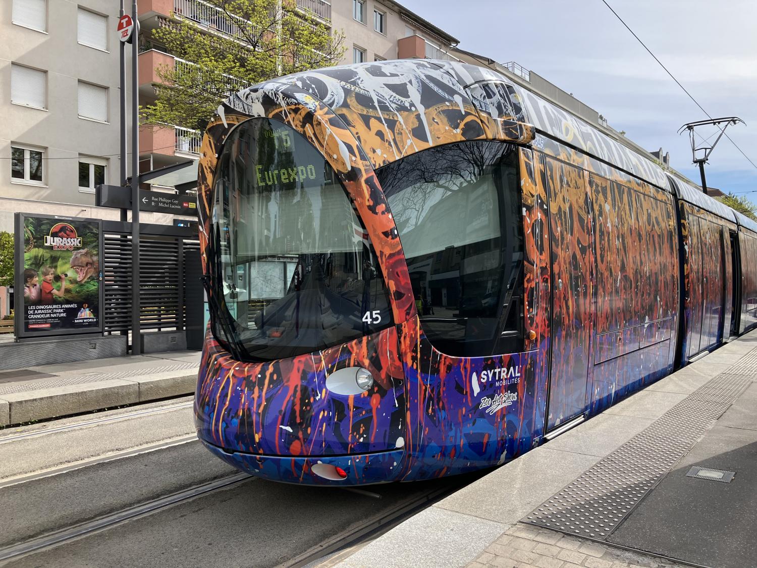 Tram customisé par JonOne