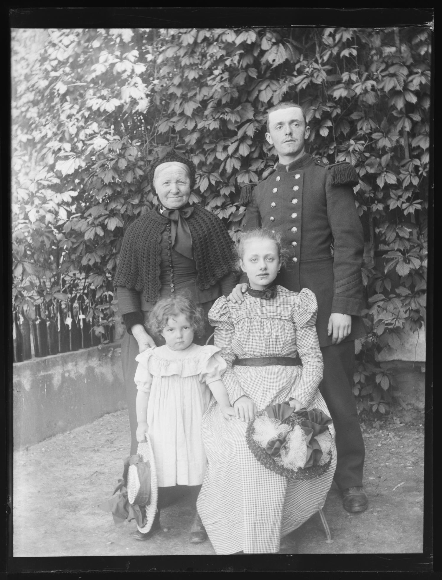 Groupe veuve Jeannette Compard, Jean-Marie Bérat, Louise Bérat et Anne-Marie Dutey.