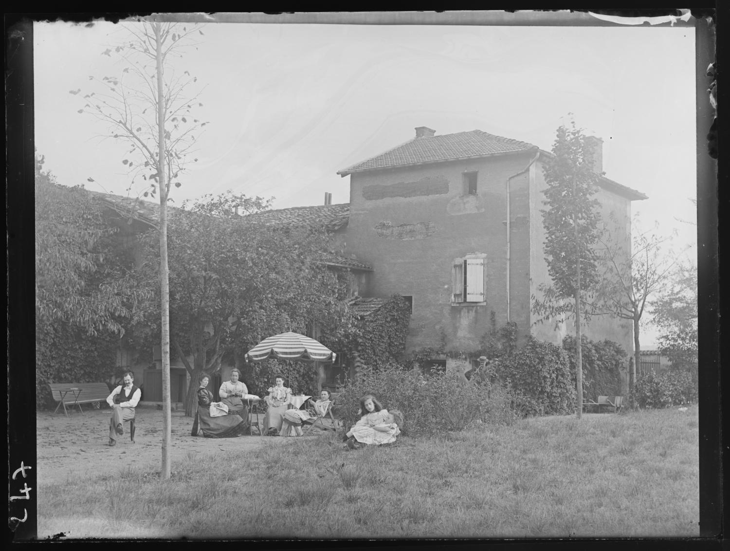 Groupe dans le jardin à Charbonnières, M. et Mme Galland et Mlles Jeanne et Henriette Galland, Mme. Gorrée, Mme et Mlle  Dutey 