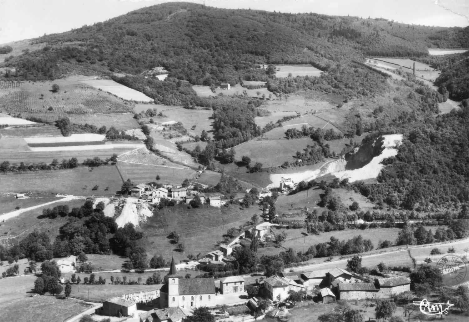 St-Didier-s.-Beaujeu (Rhône). - Le Bourg, la Carrière et Mont Thion. - Vue aérienne