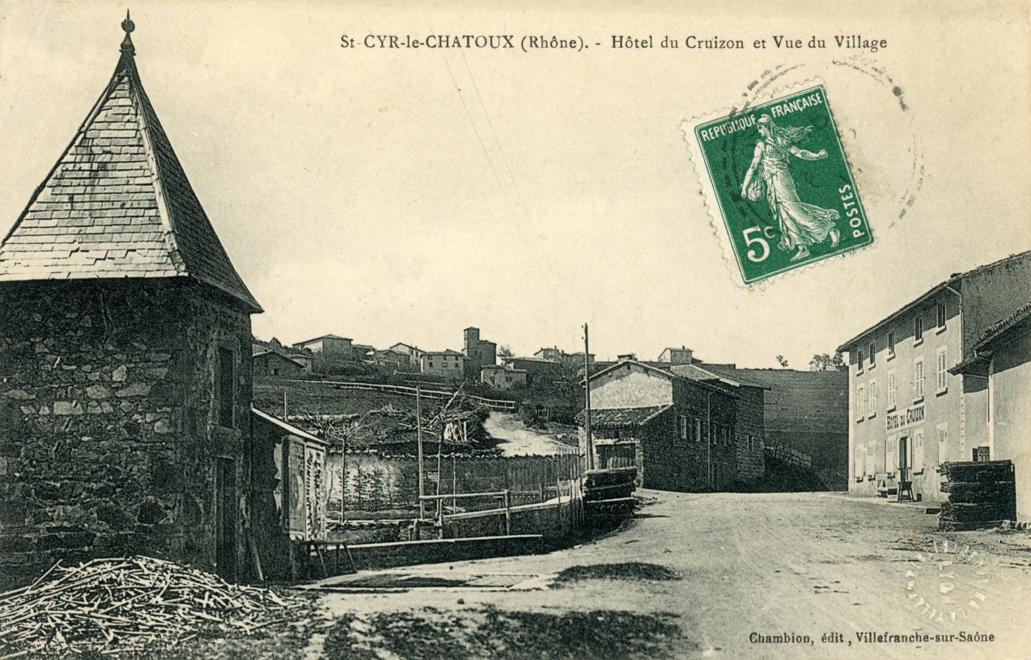 St-Cyr-le-Chatoux (Rhône). - Hôtel du Cruizon et Vue du Village