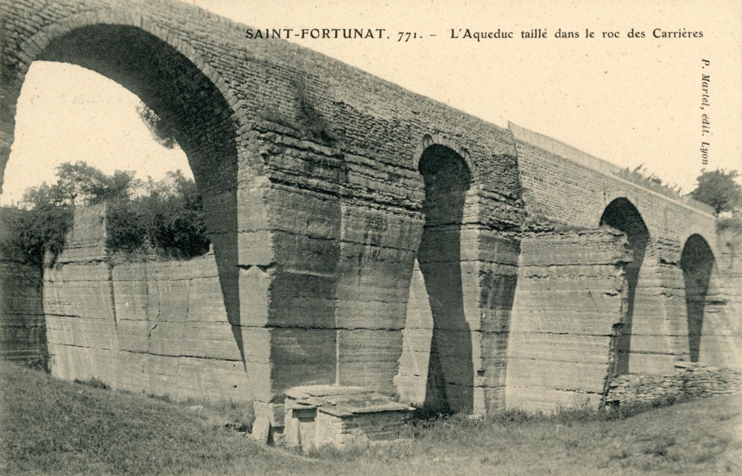 Saint-Fortunat. - L'Aqueduc taillé dans le roc des Carrières
