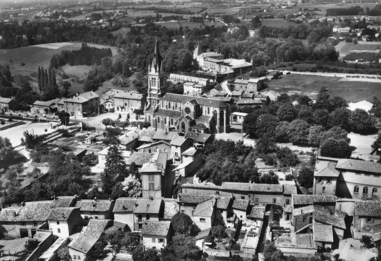 Saint-Didier-au-Mont-d'Or (Rhône). - Vue aérienne sur l'Eglise et le Château de Fromente