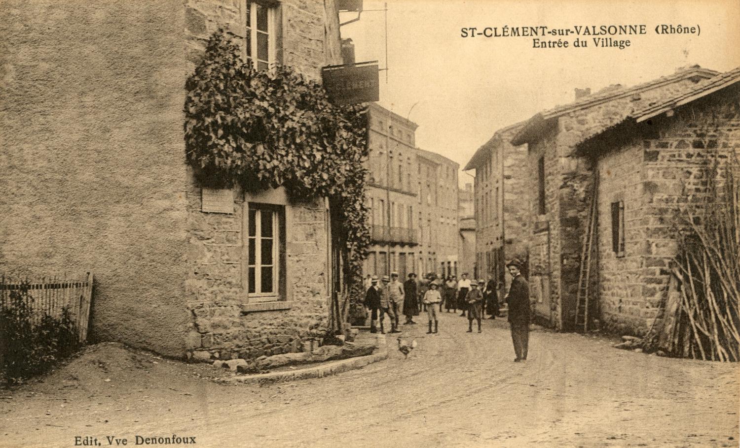 St-Clément-sur-Valsonne (Rhône). - Entrée du Village
