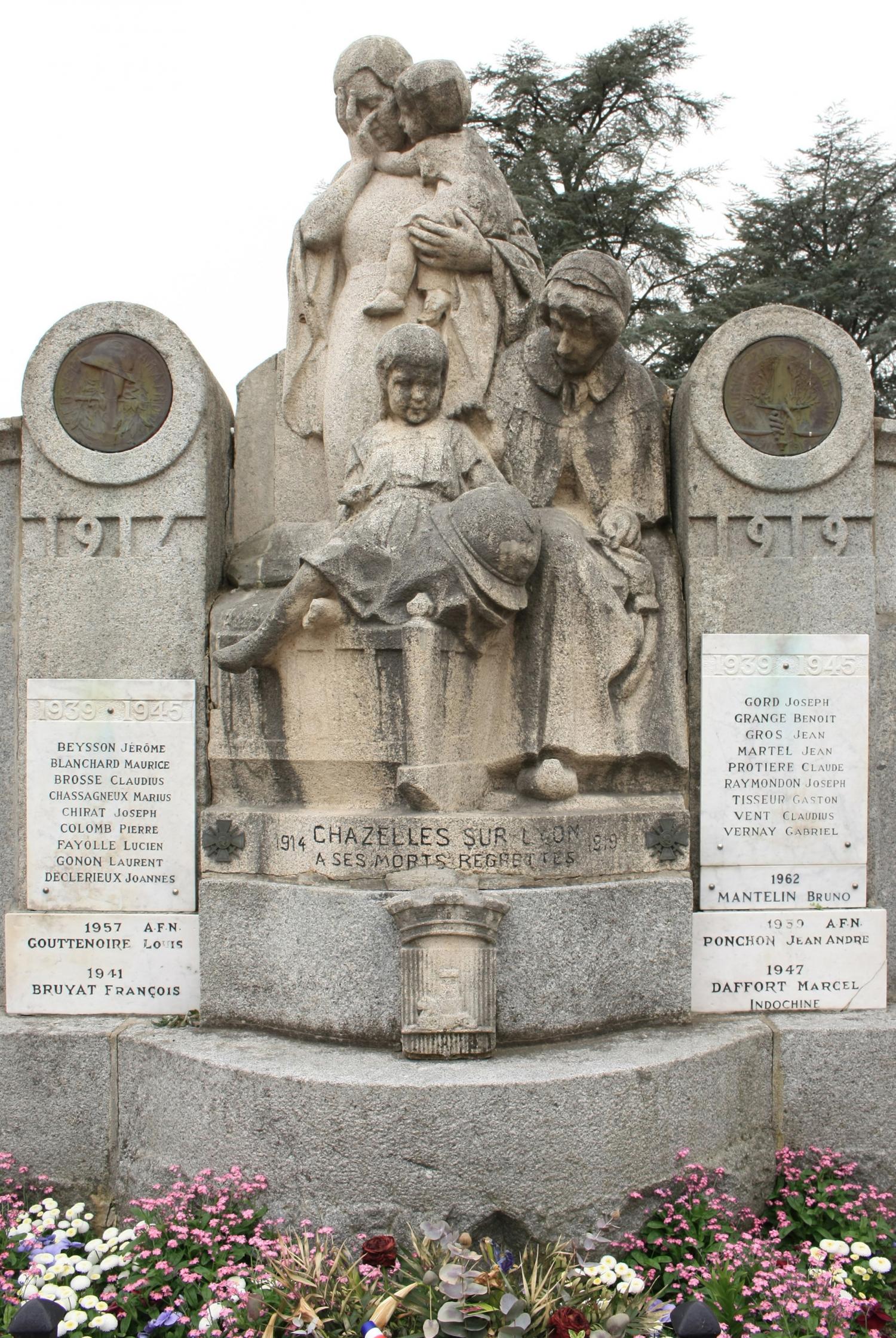 Monument aux morts, Chazelles-sur-Lyon, Loire