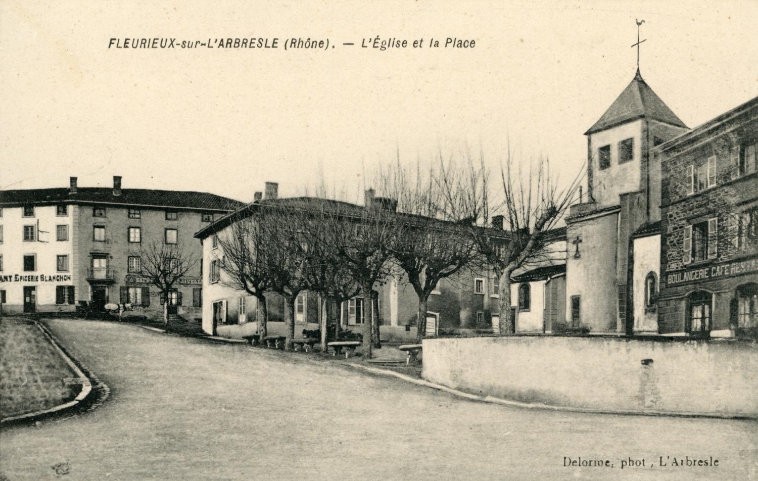 Fleurieux-sur-L'Arbresle (Rhône). - L'église et la place