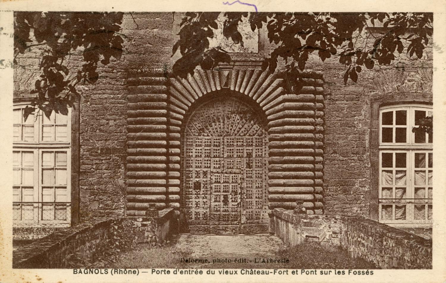 Bagnols (Rhône). - Porte d'entrée du vieux Château-Fort et Pont sur les fossés
