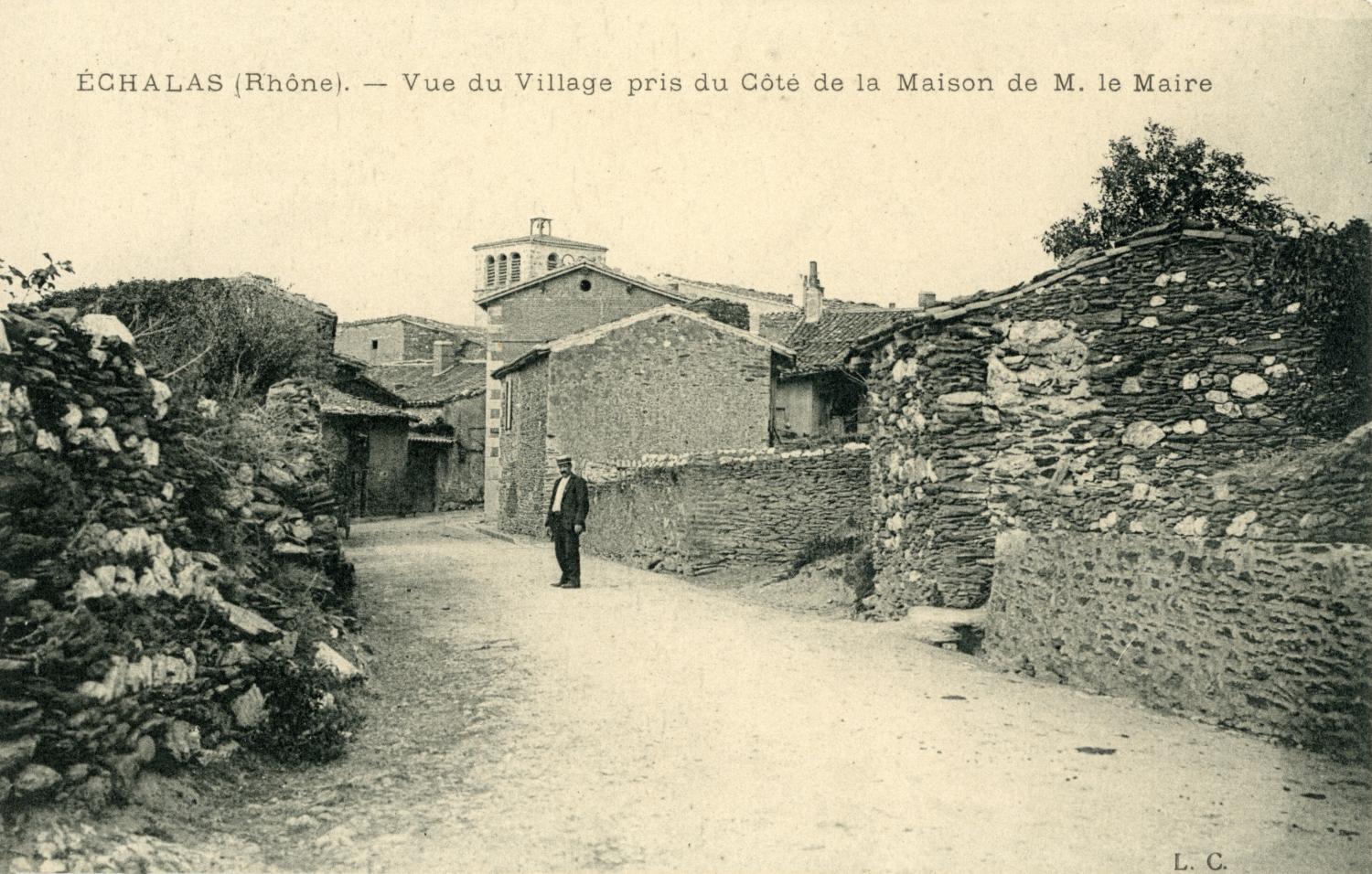 Echalas (Rhône). - Vue du village pris de coté de la maison de Monsieur le Maire
