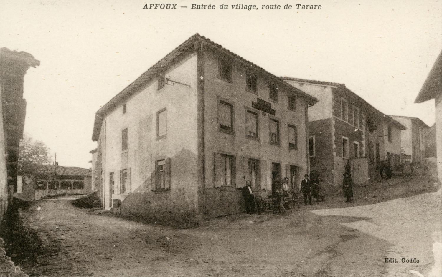 Affoux (Rhône). - Entrée du village, route de Tarare