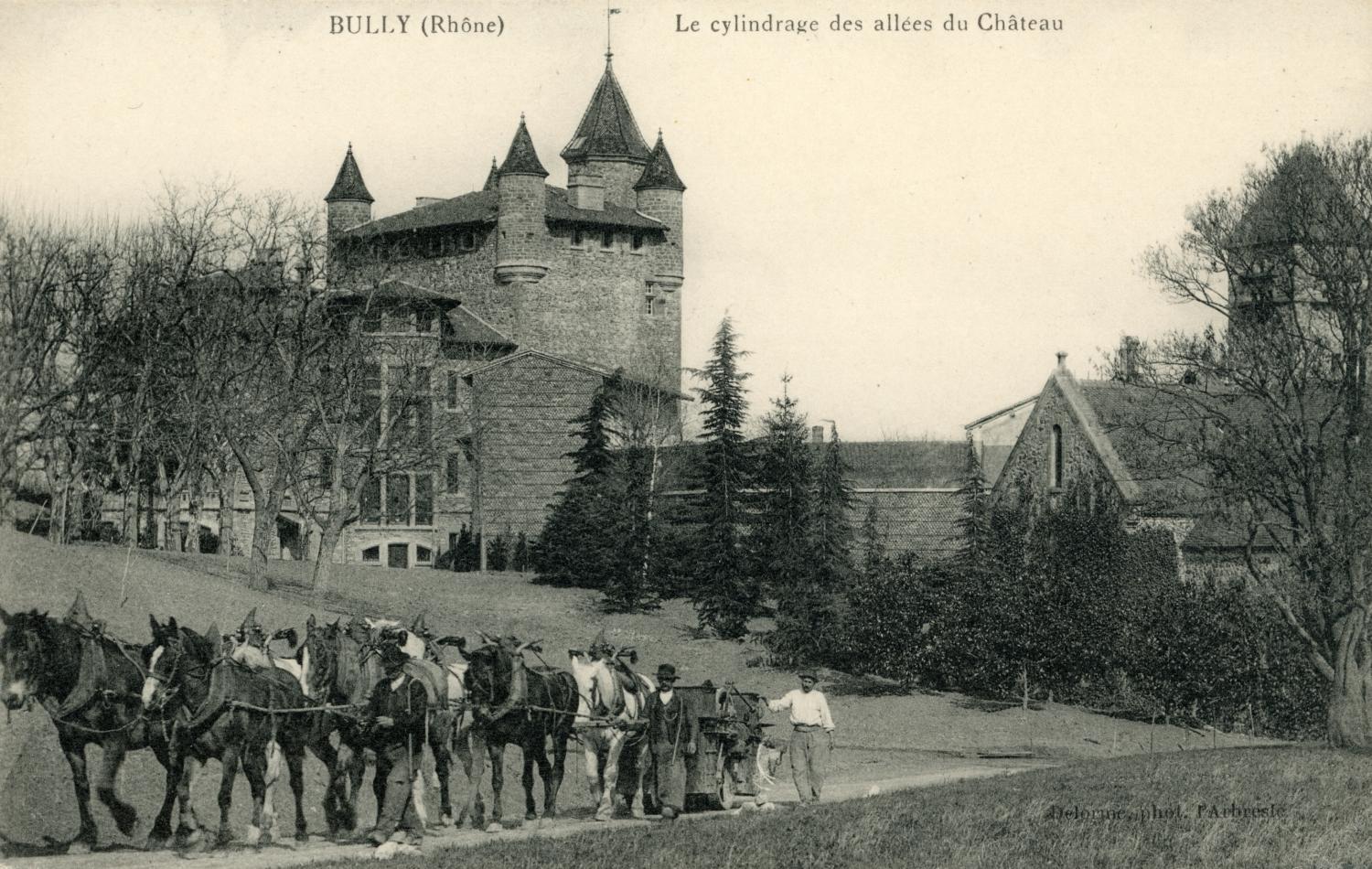 Bully (Rhône). - Le cylindrage des allées du château