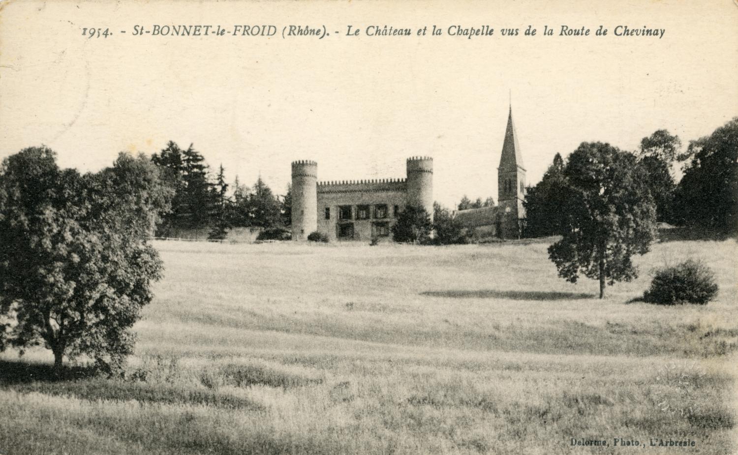 Saint-Bonnet-le-Froid (Rhône). - Le château et la chapelle vus de la route de Chevinay