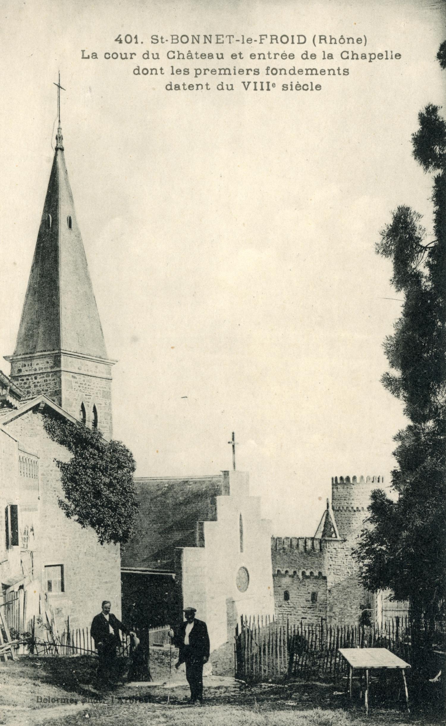 Saint-Bonnet-le-Froid (Rhône). - La cour du château et entrée de la chapelle dont les premiers fondements datent du VIIIe siècle