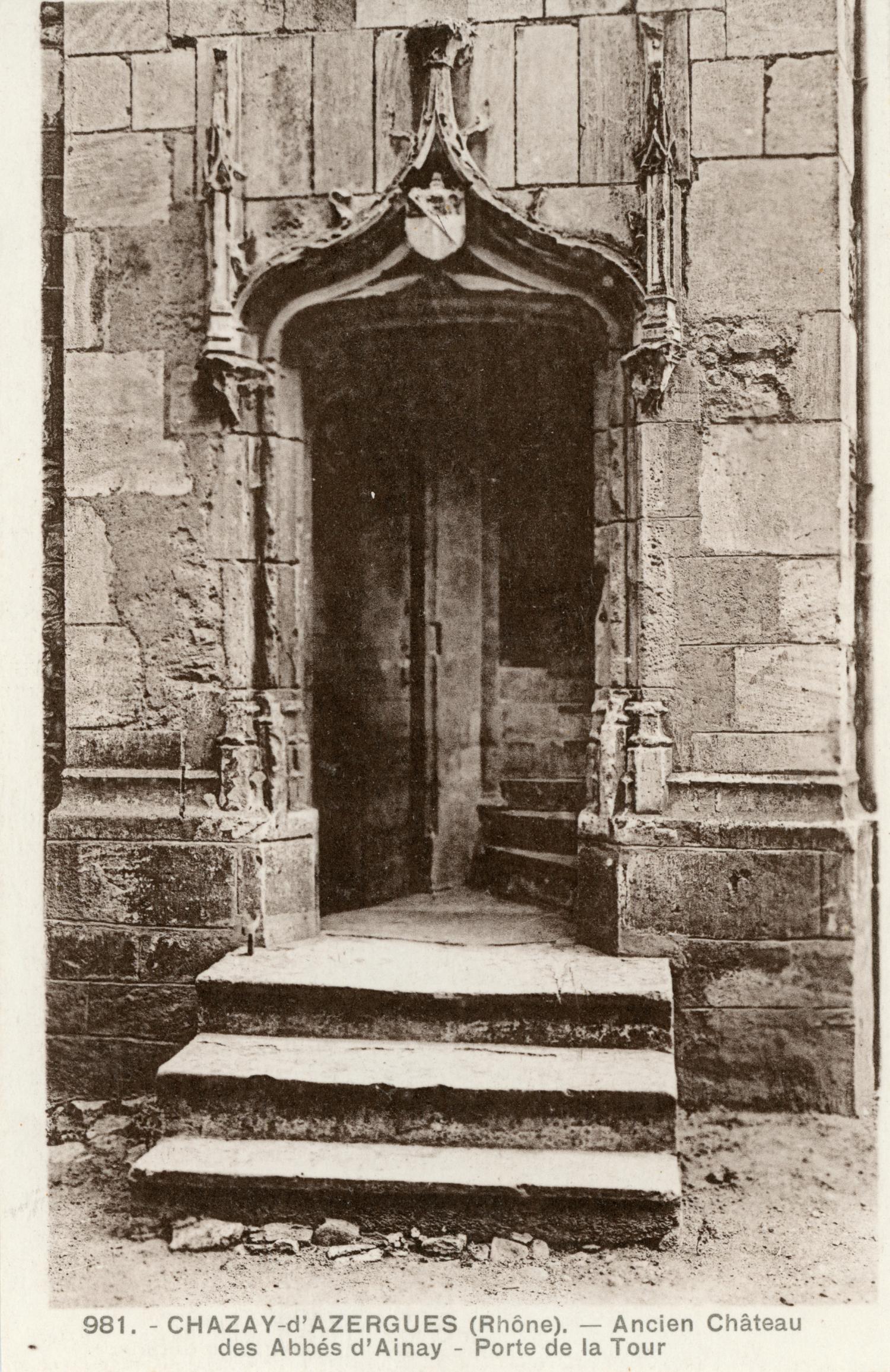 Chazay-d'Azergues (Rhône). - Ancien château des Abbés d'Ainay. - Porte de la tour