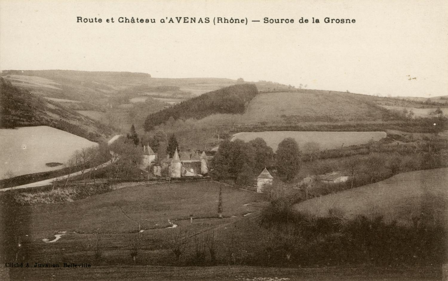 Route et château d'Avenas (Rhône). - Source de la Grosne