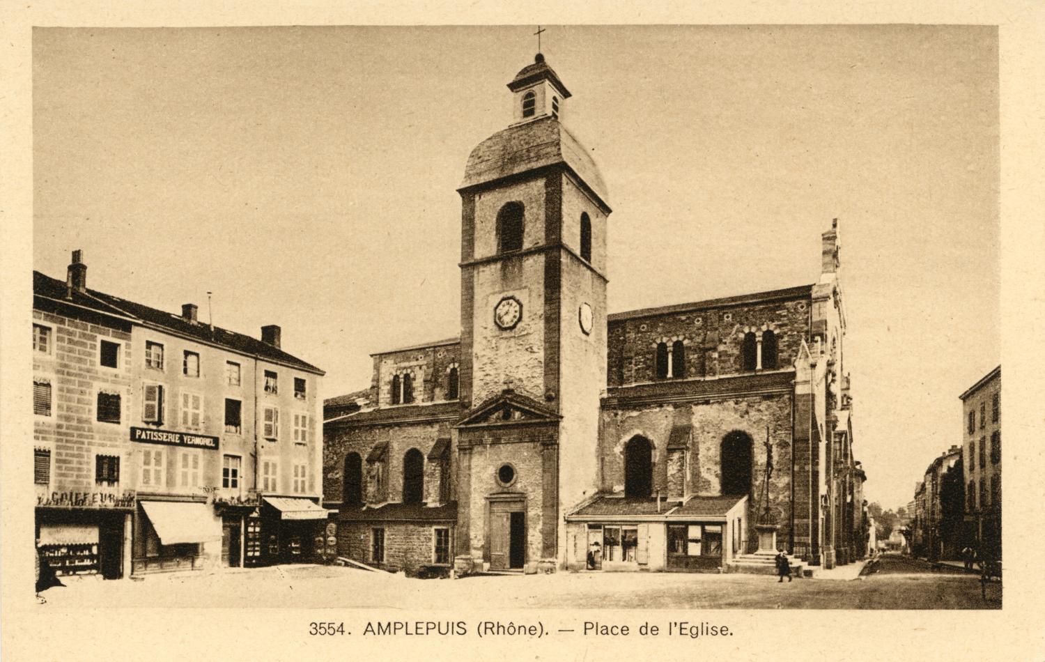 Amplepuis (Rhône). - Place de l'église