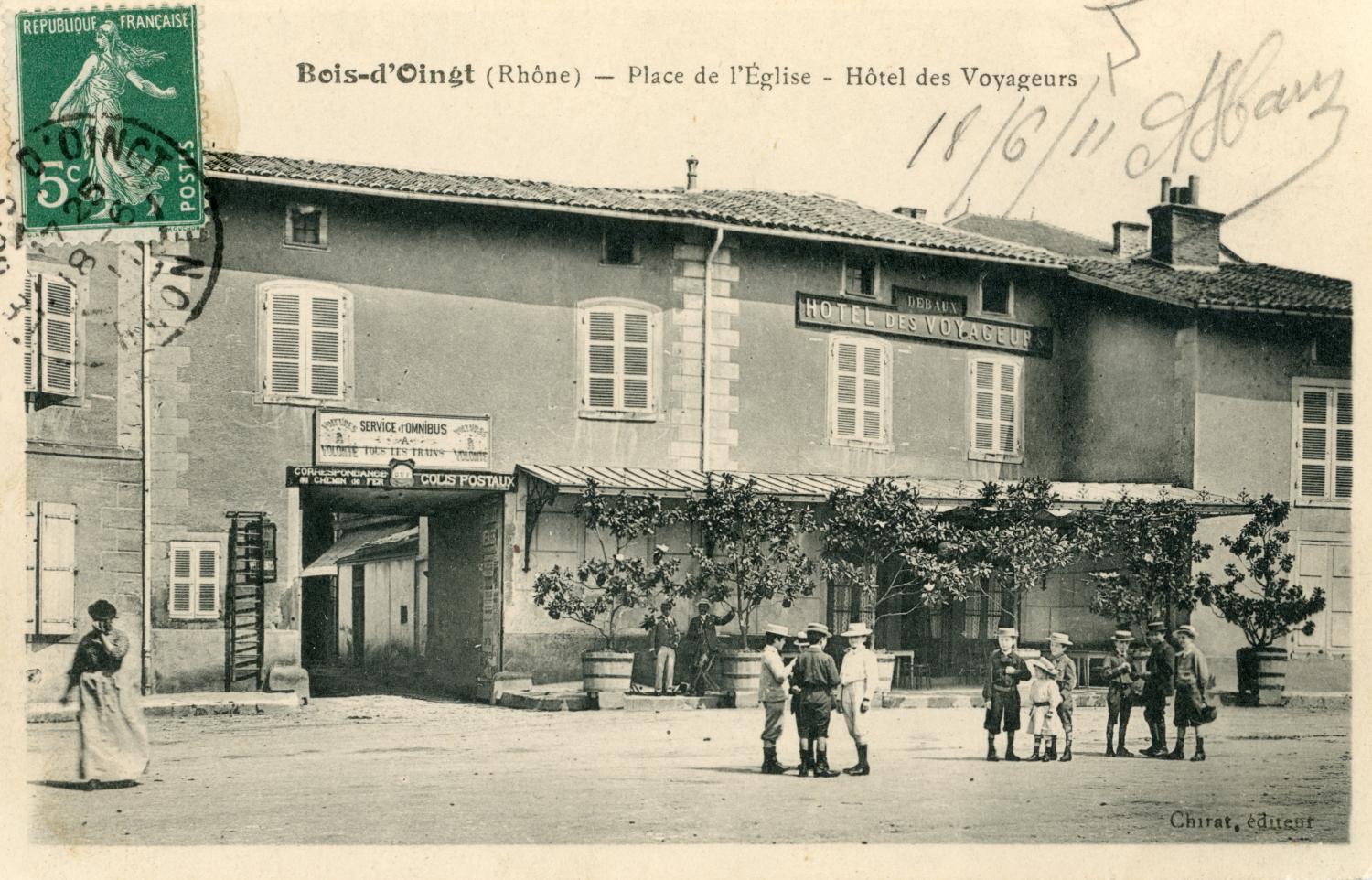 Bois-d'Oingt (Rhône). - Place de l'Eglise. - Hôtel des voyageurs