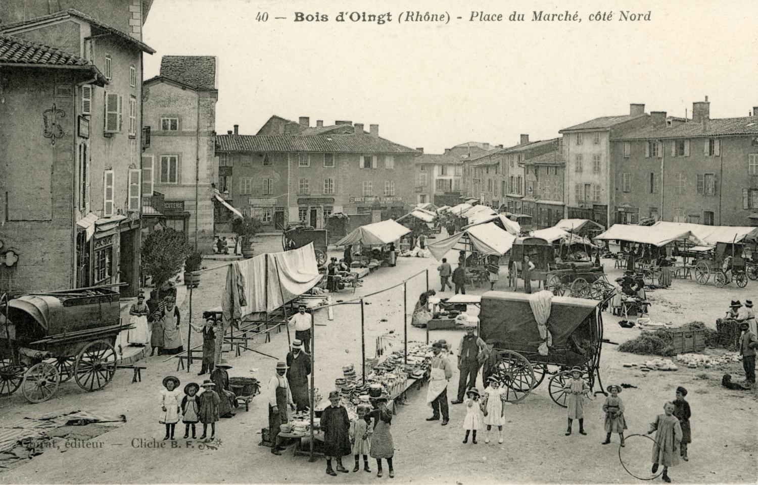 Bois-d'Oingt (Rhône). - Place du marché, coté Nord